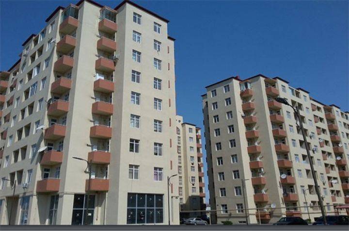 Bakıda tikinti şirkətləri çoxmənzilli binalardan çıxarılır