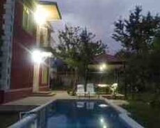 Bağ evi kirayə verilir, Qəbələ r