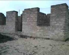 4 sot torpaq sahəsi, Binə qəs