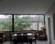 Şəki, Karvansarayla üzbəüz 2ev hərəsi 3 otaq
