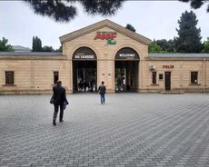 Xırdalan, Daş binada