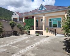 Qax, Ev İlisu agcay yolunda yerləşir